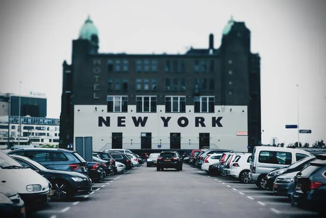 Plac z samochodami przed budynkiem New York