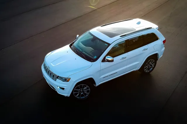 Biały Jeep Grand Cherokee z góry